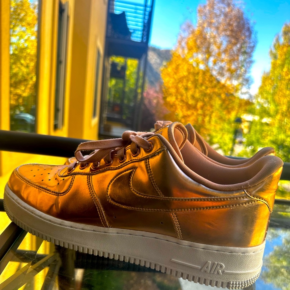 Nike Air Force 1 AF1 RARE rose gold - women’s size 12 men’s size 11 - Picture 3 of 3